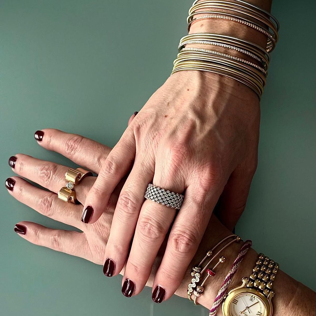 Beatrice Cullmann trägt Schmuck von Niessing und Serafino Conso