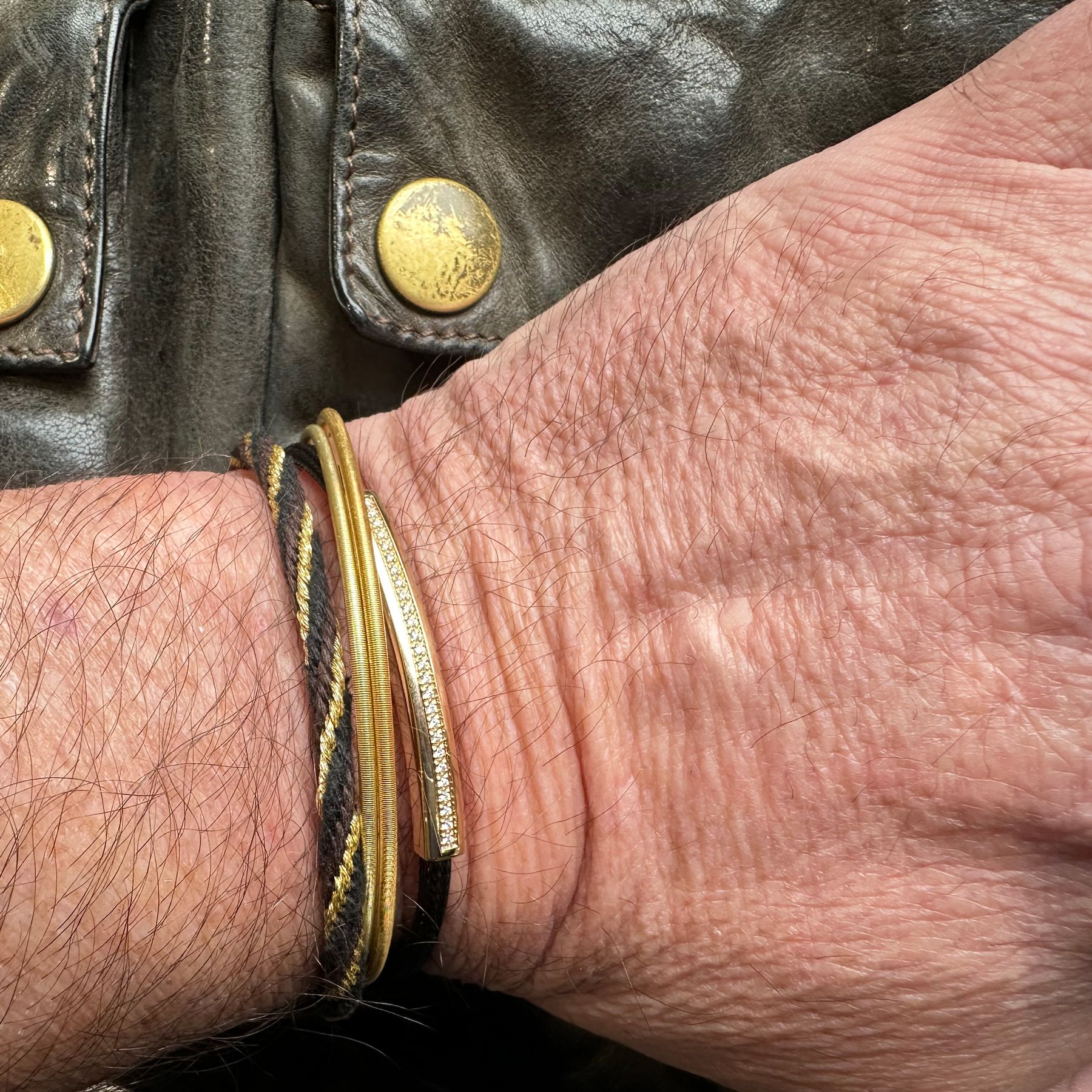 Peter Cullmann trägt Niessing Armschnüre mit Jörg Heinz Infinity Felx-Armband