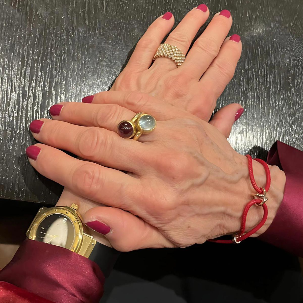 Schmuck von SchmuckAtelier Peter Cullmann, ein Kundenphoto mit Schmuck von Niessing, Serafino Consoli und Cullmann