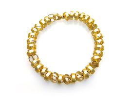 Handgearbeitetes Armband mit Kringel und Ösen aus Gelbgold