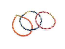 Bunte handgefertigte Stoffarmbänder mit 750/-Goldverschluss.