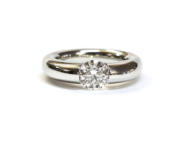 Niessing Spannring Verlauf in Platin mit einem lupenreinen Brillanten 1,01ct