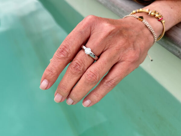 Niessing Spannring Verlauf in Platin mit einem lupenreinen Brillanten 1,01ct